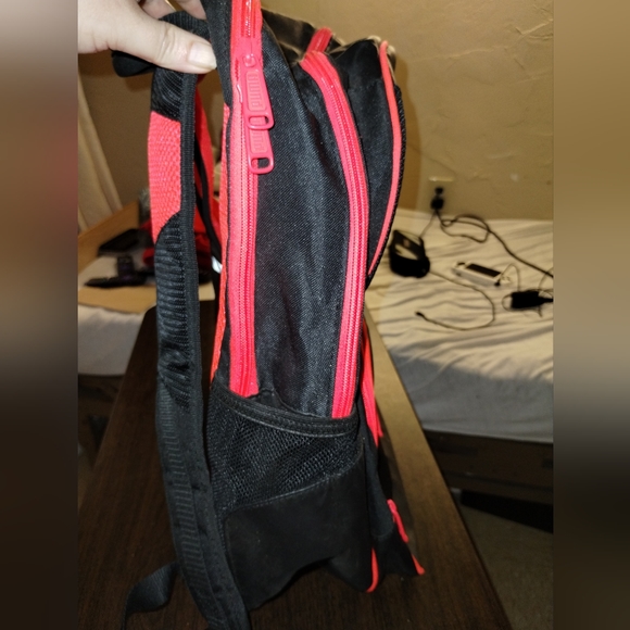 Puma backpack basically new use a few times - Picture 4 of 4
